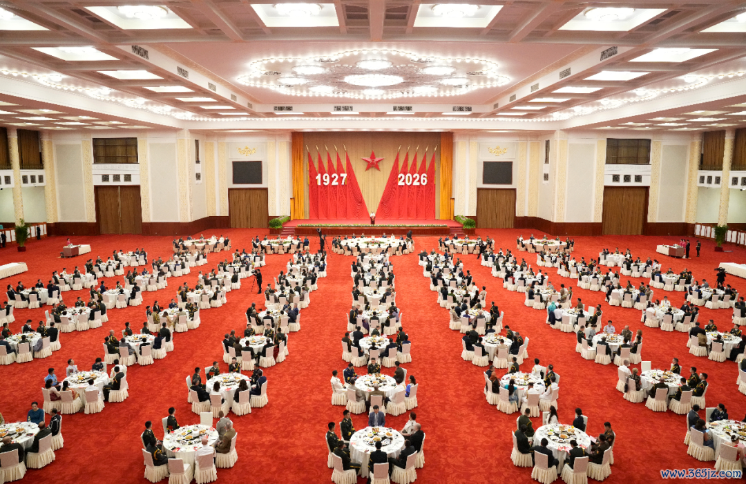 7月31日,中华人民共和国国防部在北京人民大会堂举行招待会配资公司查询,热烈庆祝中国人民解放军建军99周年。 杨晨 摄